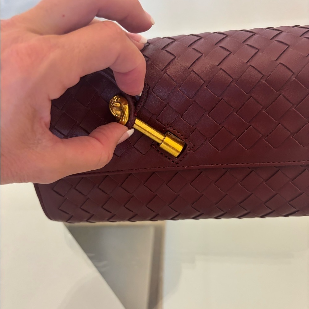 Elegant Burgundy Woven Vegan Crossbody Bag Or Clutch Burgundy With Gold Hardware - Picture 6 of 9